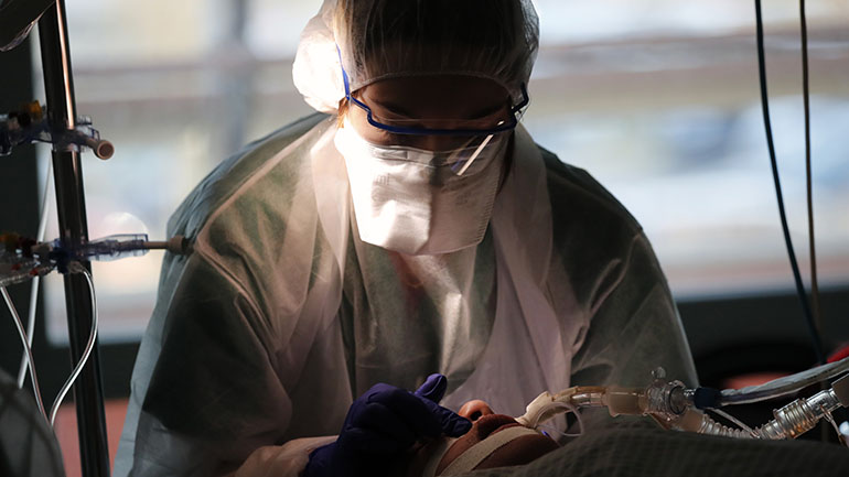 Οι ΜΕΘ στη Δαμασκό είναι πλήρεις – Δεν σταματούν να αυξάνονται τα κρούσματα στη Συρία